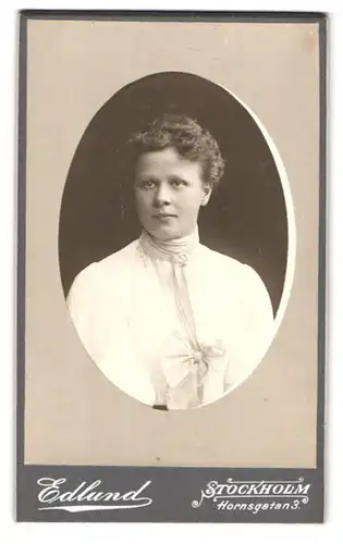 Fotografie Mauritz Edlund, Stockholm, Hornsgatan 3, Portrait brünette Schönheit mit Schleife an der Bluse