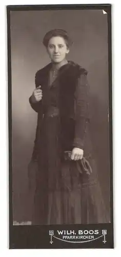 Fotografie Wilh. Boos, Pfarrkirchen, Portrait dunkelhaarige Dame mit Pelzstola im Kleid