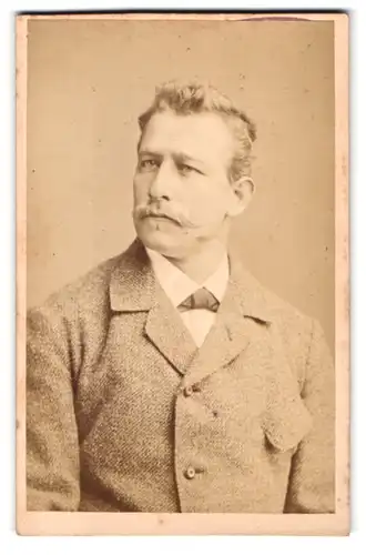 Fotografie August Ducrue, Landshut, Portrait stattlicher Herr mit Schnurrbart