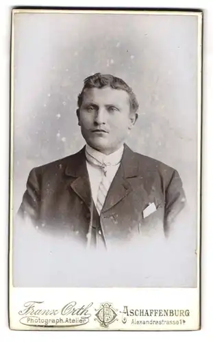 Fotografie Franz Orth, Aschaffenburg, Alexanderstr. 1b, Portrait stattlicher junger Mann in Krawatte und Jackett