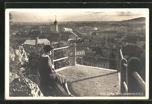 AK Graz, Passantin auf dem Schlossbergsteig, Blick über die Dächer der Stadt