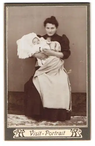 Fotografie Visit Portrait, Ort unbekannt, stolze junge Mutter hält Baby im Arm