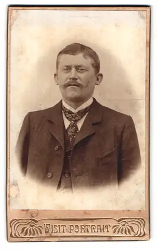 Fotografie Visit Portrait, Ort unbekannt, Portrait stattlicher Herr mit Krawatte im Jackett