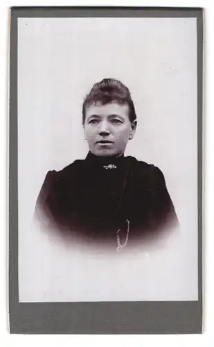 Fotografie unbekannter Fotograf und Ort, Portrait hübsche Dame mit Dutt in schwarzer Bluse