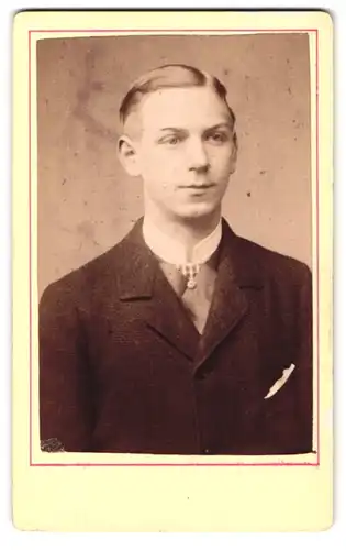 Fotografie Franz Pichard, Heidelberg, Portrait blonder junger Mann im eleganten Jackett