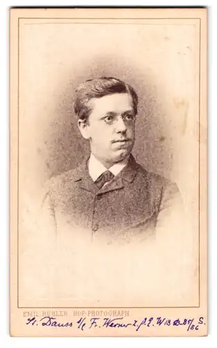 Fotografie Emil Buhler, Mannheim, Portrait junger Mann mit Zwicker