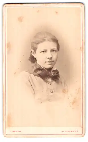 Fotografie C. Decen, Heidelberg, Zwingerstr. 6, Portrait bildschönes Mädchen mit grosser Schleife an der Bluse
