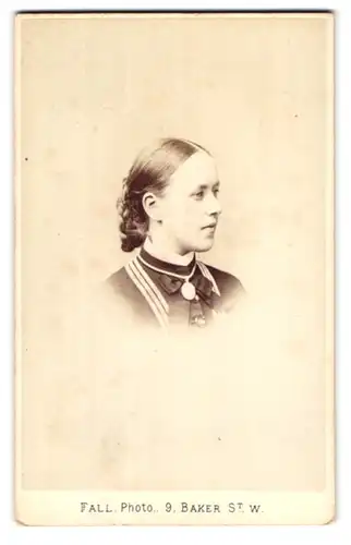 Fotografie T. Fall, London, 9, Baker Street, Portrait junge Dame mit Amulett