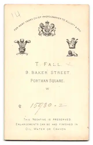 Fotografie T. Fall, London, 9, Baker Street, Portrait junge Dame mit Amulett