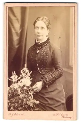 Fotografie B. J. Edwards, London, 6, The Grove Hackney, Portrait bürgerliche Dame in zeitgenössischer Kleidung
