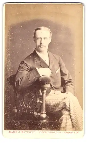 Fotografie James S. Bayfield, London, 10, Wellington Terrace, Portrait modisch gekleideter Herr auf Stuhl sitzend