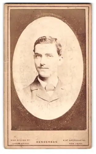 Fotografie A. L. Henderson, London, 49, King William Street, Brustportrait junger Mann im Anzug mit Fliege
