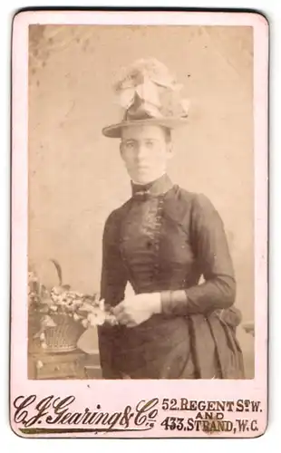 Fotografie C. J. Gearing & Co., London-W, 52, Regent St., Portrait junge Dame im modischen Kleid mit Hut