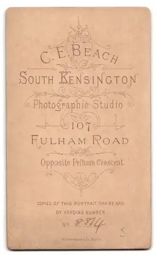 Fotografie C. E. Beach, South Kensington, 107, Fulham Road, Portrait junge Dame in festlicher Kleidung