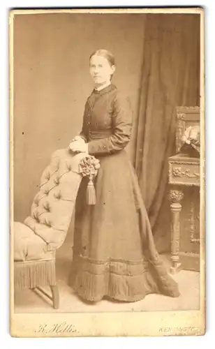 Fotografie Robert Hellis, London, 13, Silver Street, Portrait modisch gekleidete Dame an Stuhl gelehnt