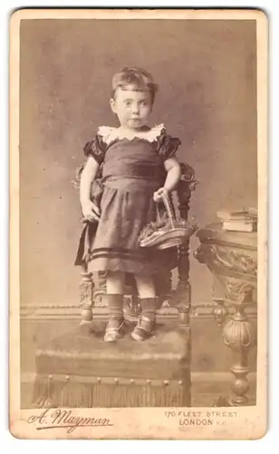 Fotografie A. Mayman, London-EC, 170, Fleet Street, Portrait kleines Mädchen im hübschen Kleid mit Korb