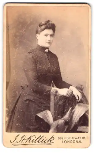 Fotografie J. H. Killick, London-N, 399, Holloway Rd., Portrait junge Dame in eleganter Kleidung