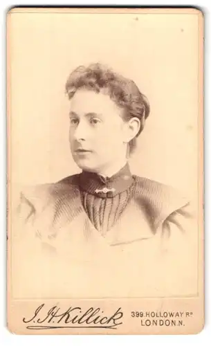 Fotografie J. H. Killick, London-N, 399, Holloway Rd., Portrait junge Dame im modischen Kleid