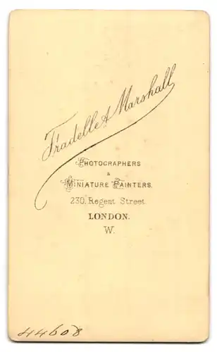 Fotografie Fradelle & Marshall, London, 230, Regent Street, Portrait junge Dame im modischen Kleid