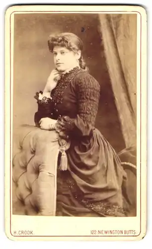 Fotografie H. Crook, London, Newington Butts, Portrait junge Dame in modischer Kleidung