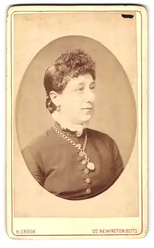 Fotografie H. Crook, London, Newington Butts, Brustportrait bürgerliche Dame mit Kragenbrosche und Halskette