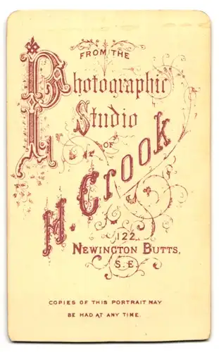 Fotografie H. Crook, London, Newington Butts, Portrait eleganter Herr mit Backenbart am Tisch sitzend