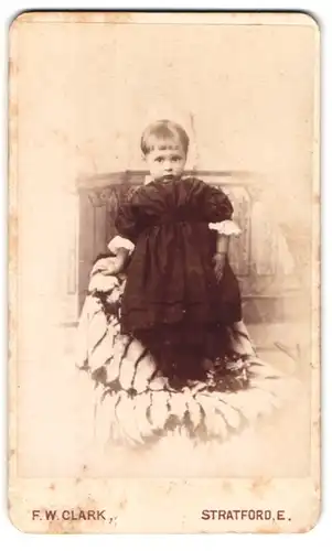Fotografie F. W. Clark, Stratford, 19, Alice Road, Portrait kleines Mädchen im schwarzen Kleid