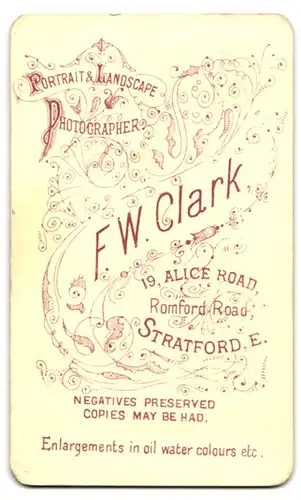 Fotografie F. W. Clark, Stratford, 19, Alice Road, Portrait kleines Mädchen im schwarzen Kleid