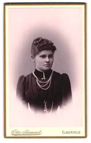 Fotografie Otto Stremmel, Elberfeld, Ecke Turmhof u. Poststrasse 22, Portrait junge Dame im eleganten Kleid