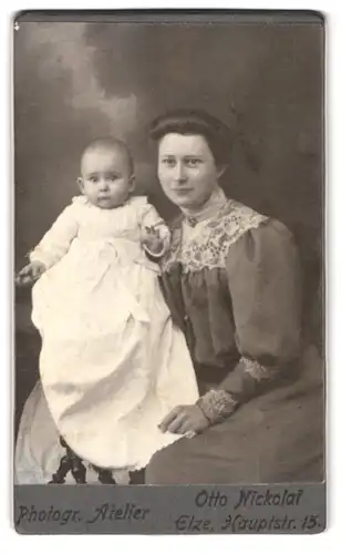 Fotografie Otto Nickolai, Elze, Hauptstrasse 15, Portrait bürgerliche Dame mit einem Baby