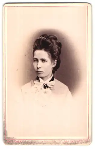 Fotografie Philipp Hoff, Frankfurt a. M., Bleichstrasse 38 a, Portrait junge Dame mit Hochsteckfrisur