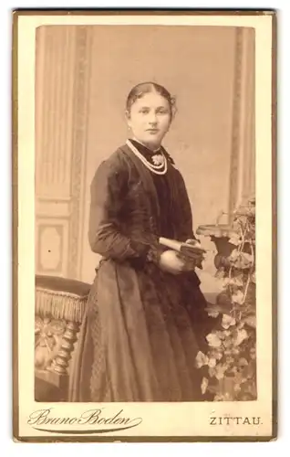 Fotografie Bruno Boden, Zittau, Circuspaltz 4, Portrait junge Dame im Kleid mit Buch in der Hand