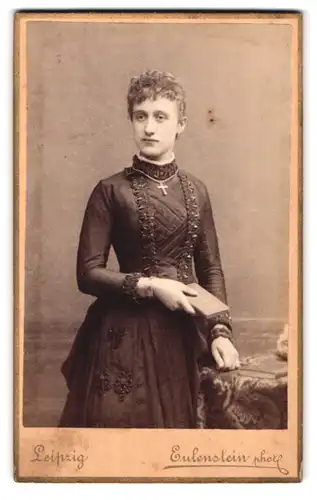 Fotografie Eulenstein, Leipzig, Ecke der Tauchaer-Strasse 6, Portrait junge Dame im Kleid mit Buch in der Hand