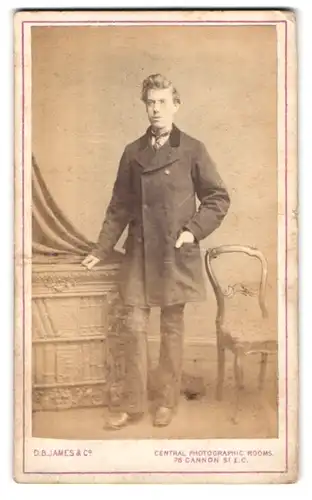 Fotografie Central, London-EC, 76 Cannon Street, Portrait junger Mann in modischer Kleidung