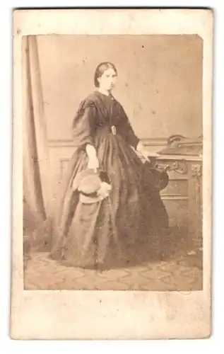 Fotografie unbekannter Fotograf und Ort, Portrait junge Dame im langen Kleid