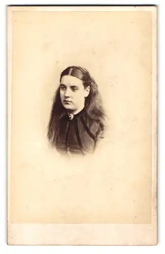 Fotografie The London Stereoscopic & Photographic Company, London, 54, Cheapside, Portrait junge Frau mit langen Haaren