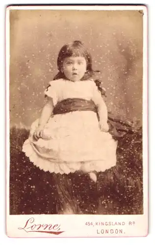 Fotografie A. Lorne, London, 454, Kingsland Road, Portrait kleines Mädchen im weissen Kleid