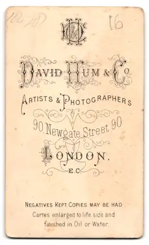 Fotografie David Hum & Co., London-EC, 90, Newgate Street, Portrait junger Mann in modischer Kleidung