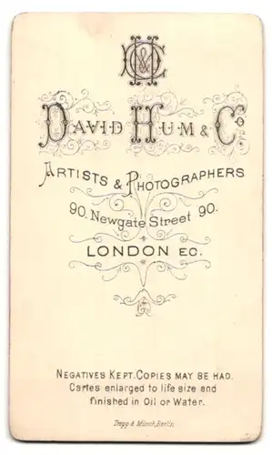 Fotografie David Hum & Co., London-EC, 90, Newgate Street, Portrait bürgerlicher Herr in modischer Kleidung