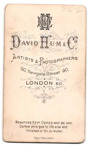 Fotografie David Hum & Co., London-EC, 90, Newgate Street, Portrait ältere Dame in hübscher Kleidung mit Haube