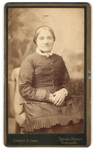Fotografie Sawyer & Sons, Newcastle, Barras Bridge, Portrait bürgerliche Dame in zeitgenössischer Kleidung