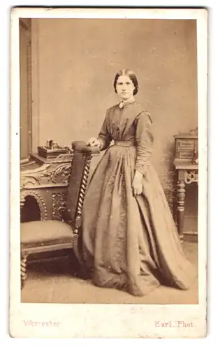 Fotografie F. C. Earl, Worcester, 46, Broad St., Portrait junge Dame im langen Kleid