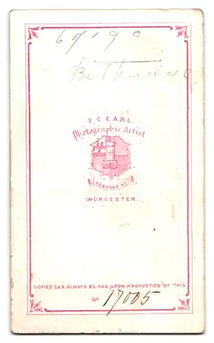 Fotografie F. C. Earl, Worcester, 46, Broad St., Portrait junge Dame im langen Kleid