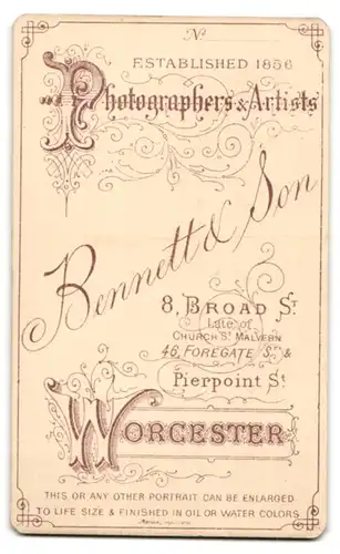 Fotografie Bennett & Son, Worcester, 8, Broad St., Portrait bürgerliche Dame in modischer Kleidung