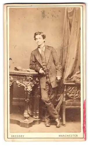 Fotografie George Gregory, Manchester, 12, Stretfrod Road, Portrait junger Mann in modischer Kleidung