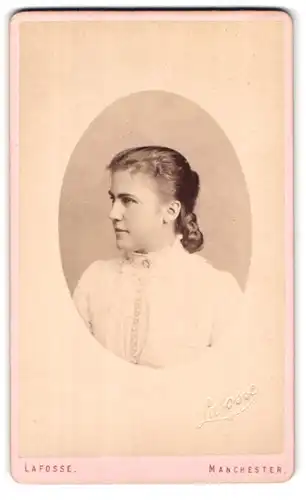 Fotografie Lafosse, Manchester, Portrait junge Dame in zeitgenössischer Kleidung