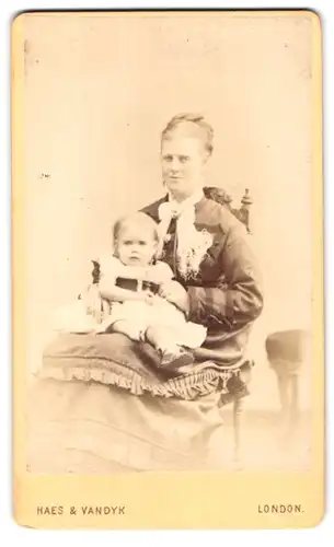 Fotografie Haes & Vandyk, London-W, 19, Westbourne Grove, Portrait bürgerliche Dame mit kleinem Mädchen auf dem Schoss