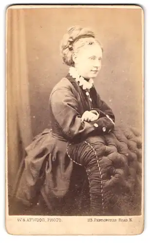 Fotografie W. S. Atwood, London, 113, Pentonville, Portrait junge Dame in modischer Kleidung