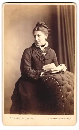 Fotografie W. S. Atwood, London, 113, Pentonville, Portrait bürgerliche Dame mit Buch an Sessel gelehnt