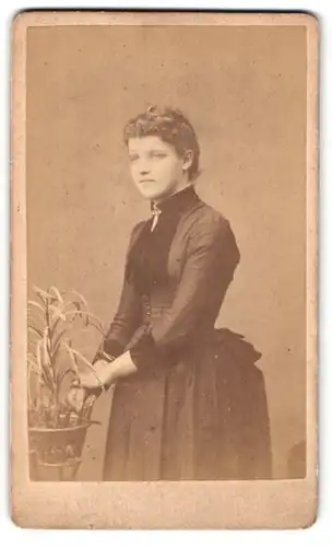 Fotografie W. S. Atwood & Son, Southgate, Portrait junge Dame in modischer Kleidung